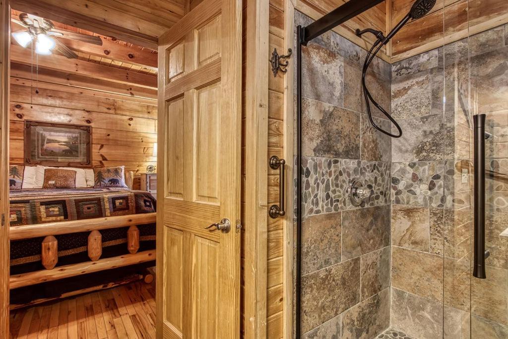 Highland Dream, Hot Tub, 1089 Free Tickets Each Paid Day, Dollywood And More Sevierville Room photo